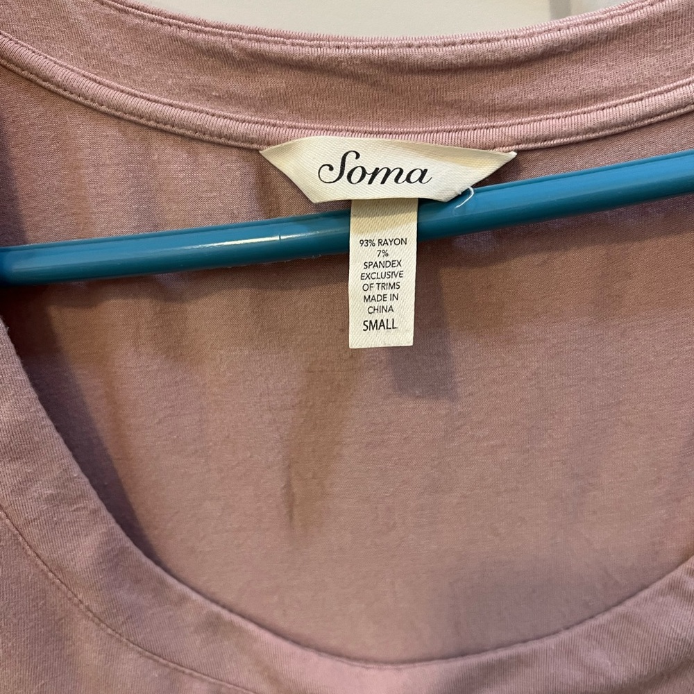 Pink t shirt.